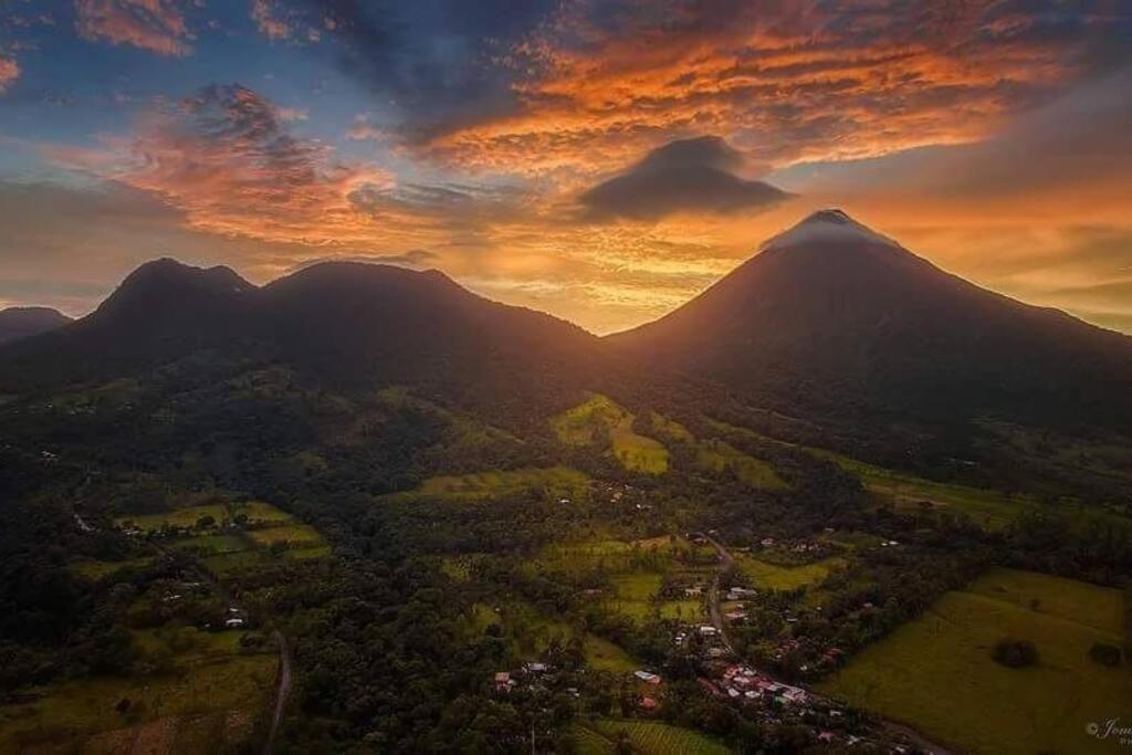 Elegant Villa In La Fortuna With Spacious Backyard Plus Very Private Pool & Parking Exterior foto
